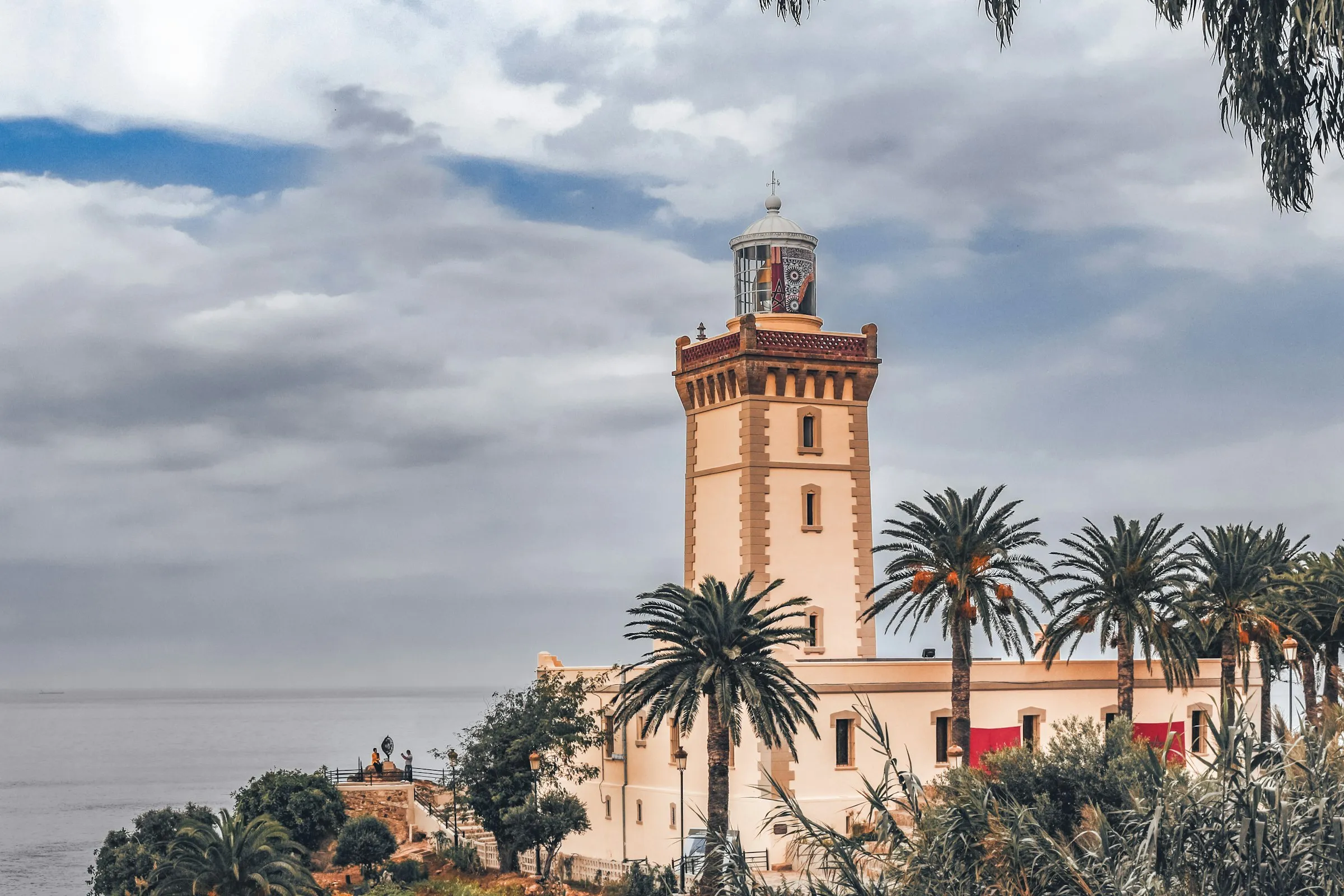 Une tour de Tanger sous le ciel bleu