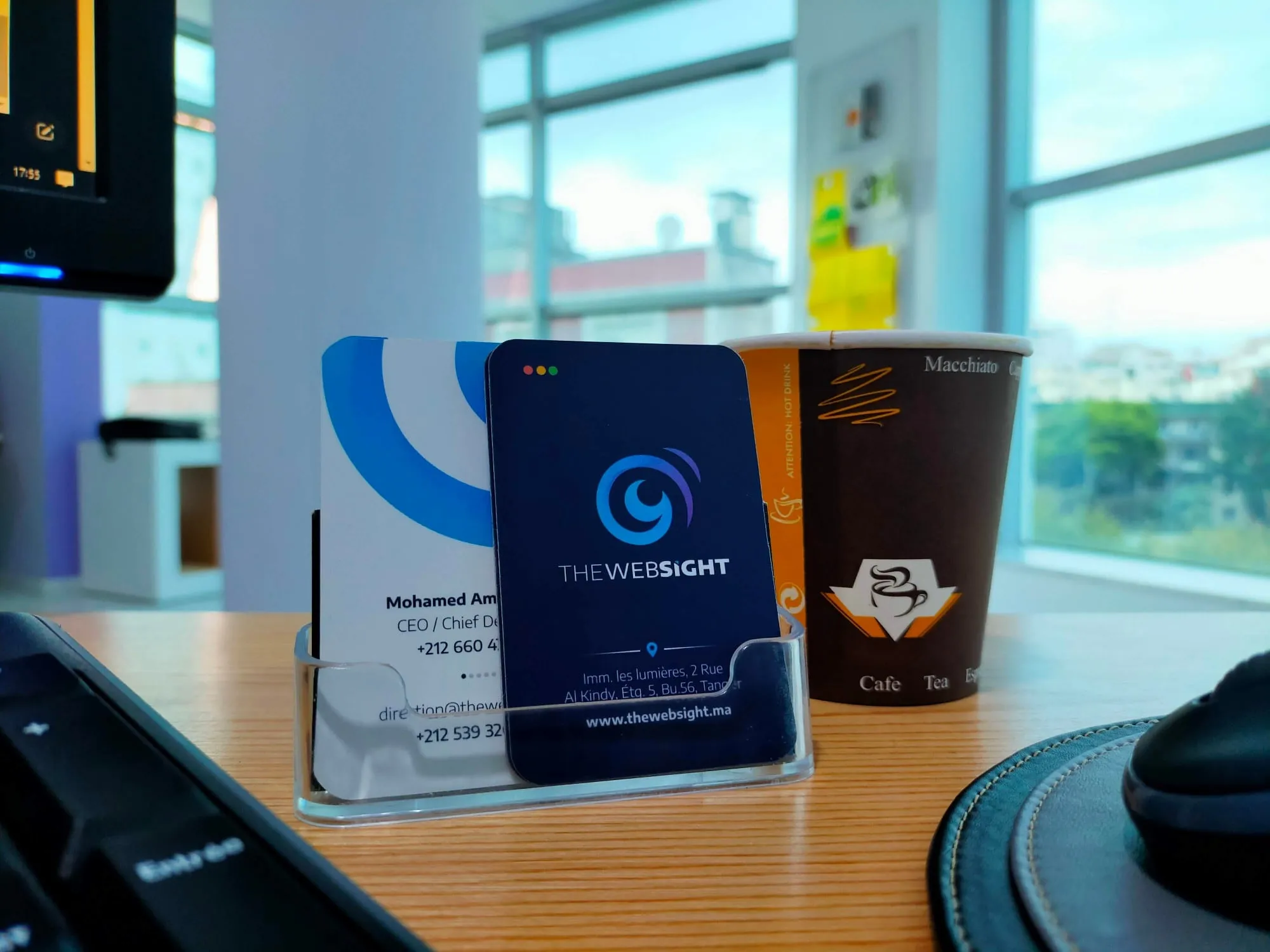 Les cartes de visite The WebSight sur un bureau, devant la fenêtre