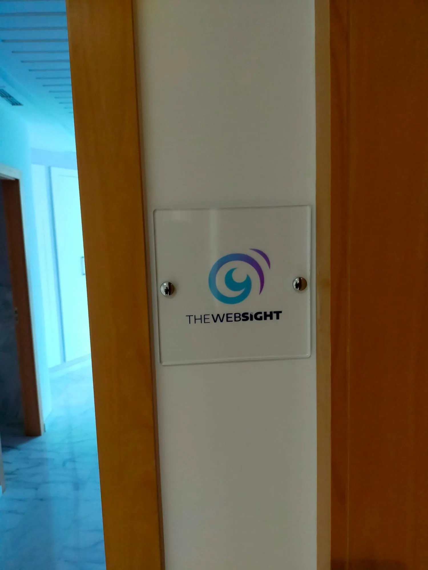 La plaque The WebSight à l’entrée du bureau