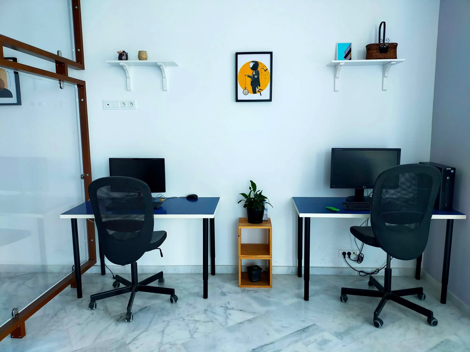 Deux postes de travail dans le bureau du studio