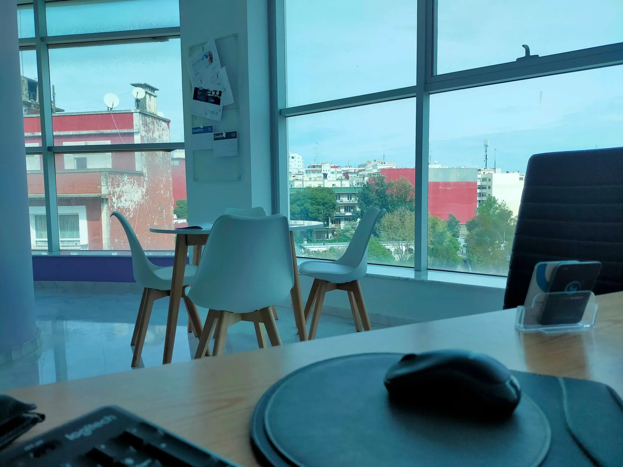 Tanger vue depuis le bureau du studio : la table de réunion devant les fenêtres